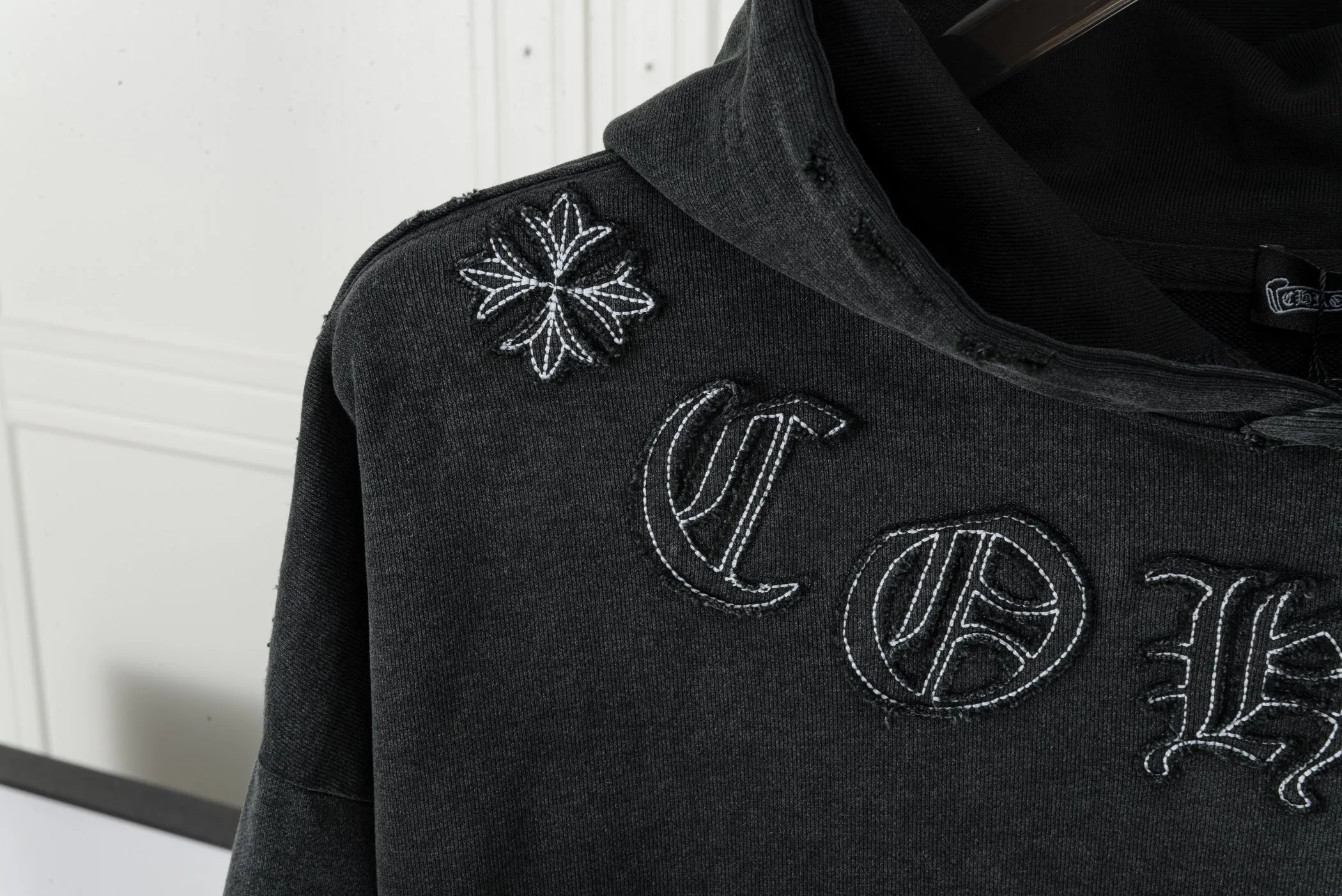 P320 𝗖𝗵𝗿𝗼𝗺𝗲 𝗛𝗲𝗮𝗿𝘁𝘀/Cro Heart 2025 Cross Patch Embroidery Summer New Original Single Counter American Acid Washed Distressed Laser Burnt Patch Embroidery Couple Casual Hooded Sweatshirt Customized fabric 440g tripe terry fabric! American acid-washed and distressed original fabric laser burnt ✟appliqué embroidery and exquisite embroidery of letters! The best-selling model at the counter. It is very comfortable to wear. It is low-key yet luxurious. It is very classy when worn. The large size and tailoring are needless to say. The upper body is exquisite and vivid. 👍High-end first-class materials. A truly palace-level product. The cotton from Turkey is of outstanding quality. After heavy washing, the clothes are very soft! Not picky, the upper body is absolutely stylish and extremely luxurious. Auxiliary materials: The original model has been authenticated and labeled ➕100% silk washed with water label. Genuine purchase-grade original hangtag➕matching hanging rope➕3D hanging beads➕original packaging bag. Craftsmanship: The original version has consistent wiring! The highest version of the armhole matching technique! Countless times of pattern making to 100% restore the original appearance! The correct version is the same for men and women, super eye-catching, super good-looking, and super atmospheric! Color: white, washed black, washed blue Size: XS-L
